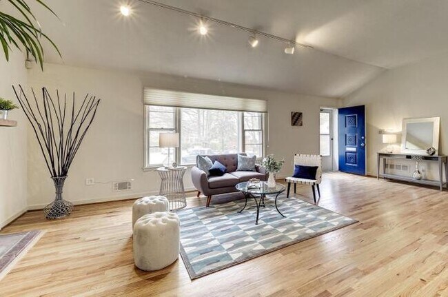 Foto del edificio - 5704 Radnor Ct