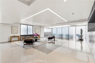 Building Photo - 818 N Doheny Dr