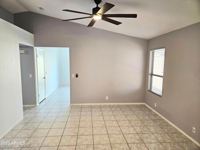 Foto del edificio - 15734 W Young St