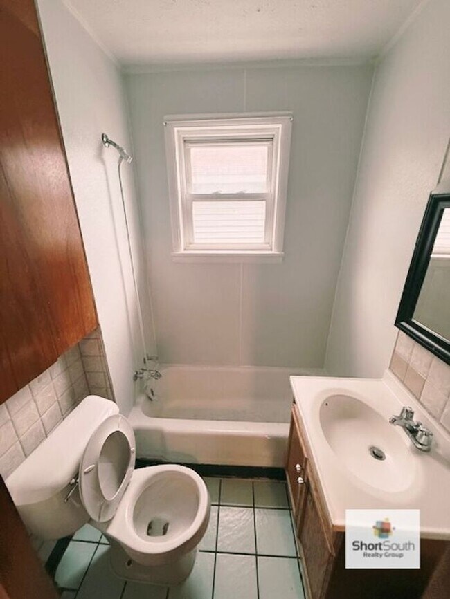 Foto del edificio - Updated 2 bed 1 bath main floor apartment with covered detached garage