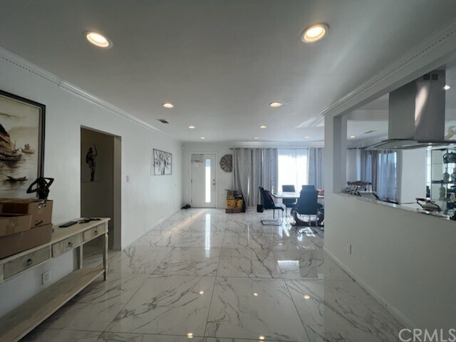 Building Photo - 10340 Whitegate Ave