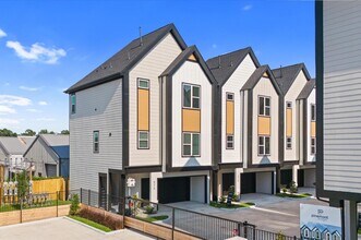 Building Photo - 1307 Oak Tree Dr