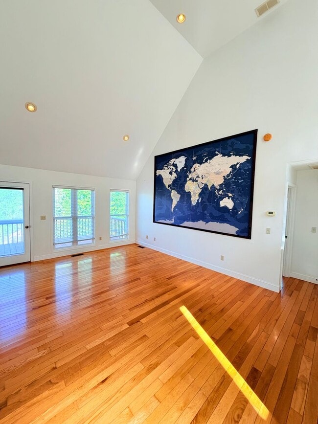 Building Photo - Spacious 3 Bed, 3.5 Bath Home - Convenient Mars Hill Location