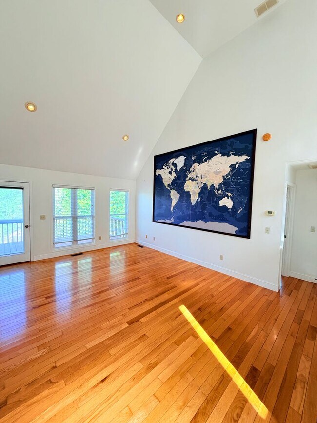 Foto del edificio - Spacious 3 Bed, 3.5 Bath Home - Convenient Mars Hill Location