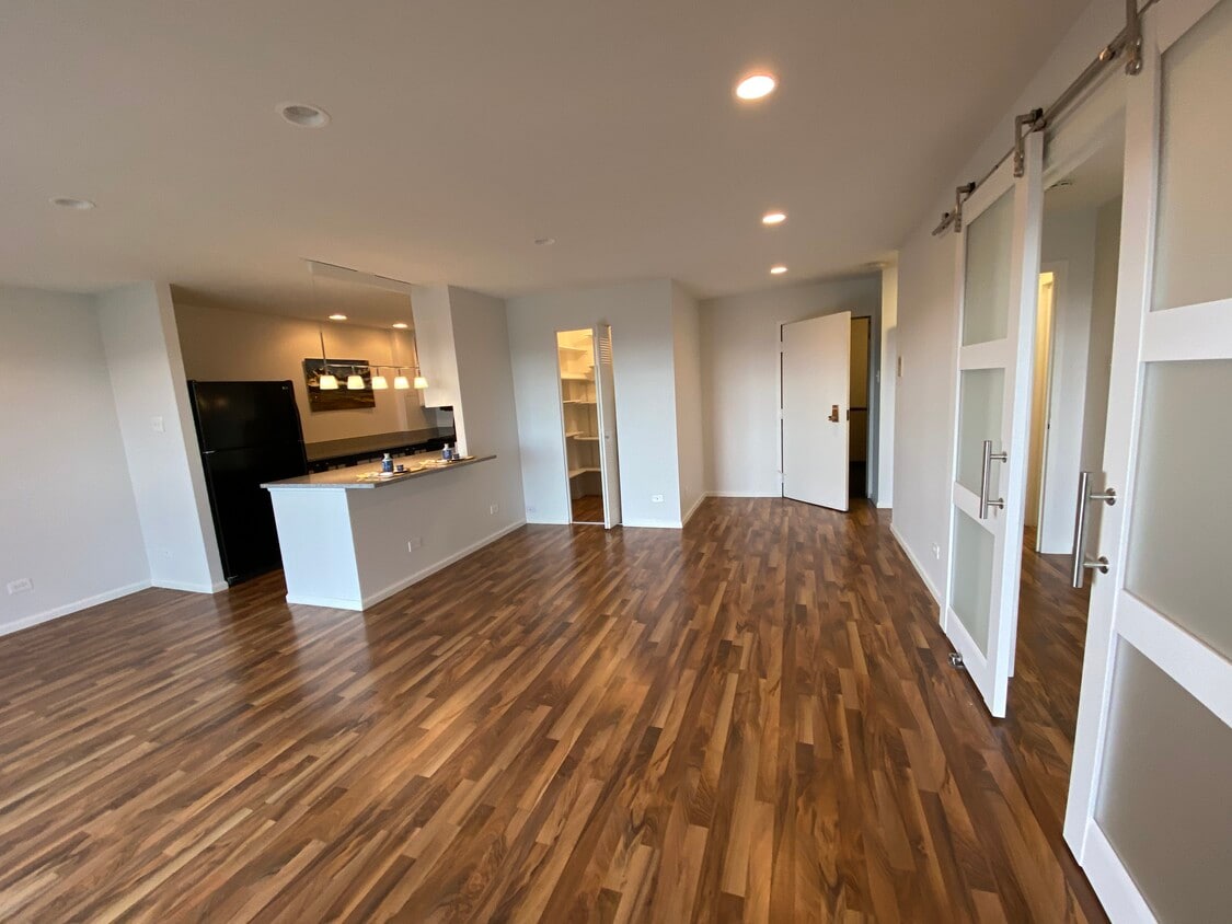 Studio apartment with galley kitchen - 480 S Marion Pky