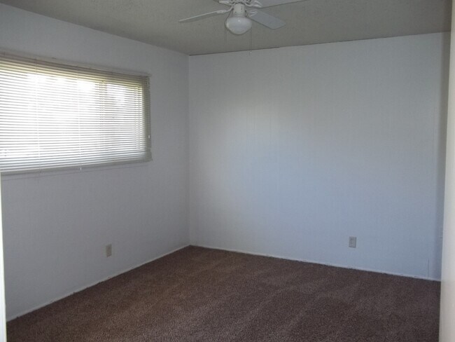 Building Photo - 3 Bedroom home in quiet older NE neighborhood