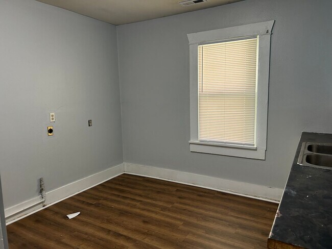 Building Photo - Cute 1 Bed 1 Bath Single Family Home