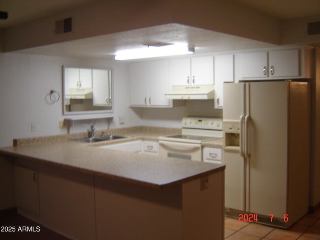 Building Photo - 455 N Tegner St