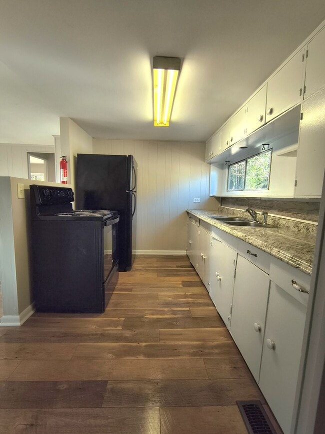 Building Photo - Updated 2br/1ba Oak Ridge bungalow