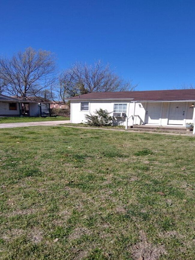 Building Photo - 204-206 Dewald St