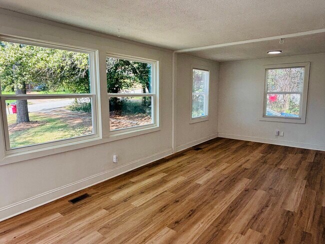 Foto del edificio - 1615 Engle Dr