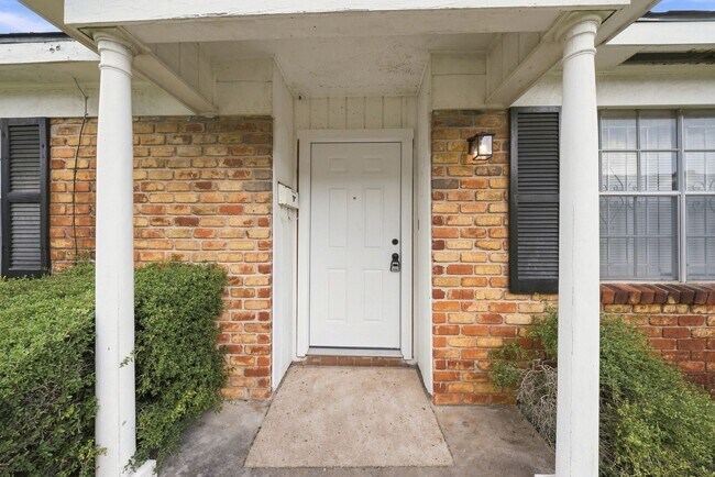 Foto del edificio - 5806 Clarewood Dr