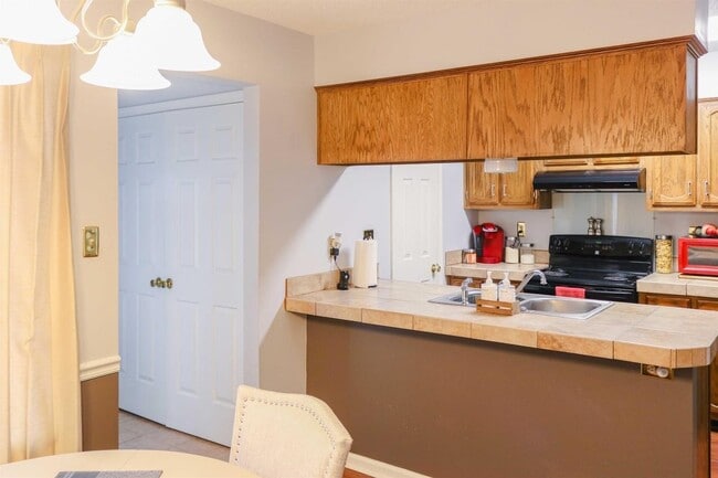 Building Photo - 8497 Highland Glen Cir N
