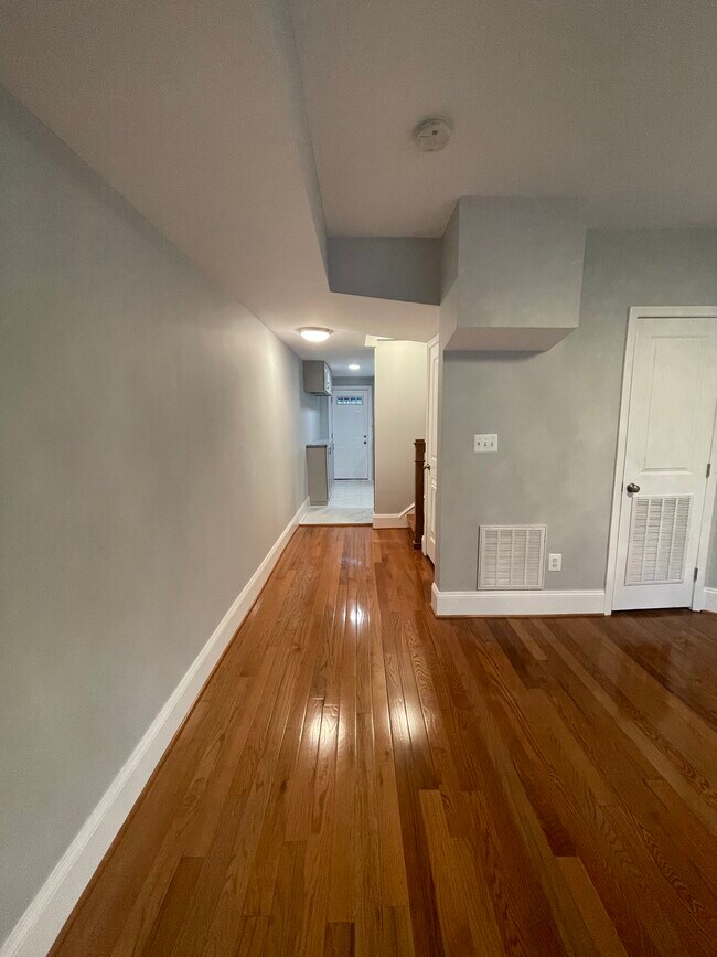 Hallway/ entryway - 424 Elm St NW