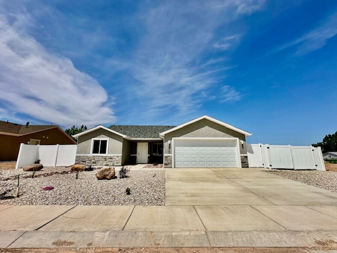 Foto principal - Brand New 3 bedroom- 2 bath Single Family ...
