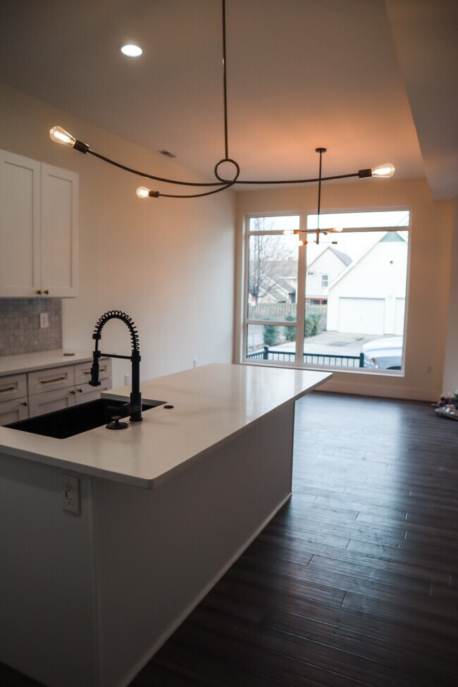 Building Photo - 2472 Thurman Ave