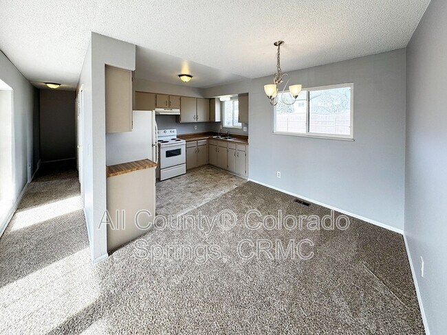 Foto del edificio - 6680 Parkridge Ct