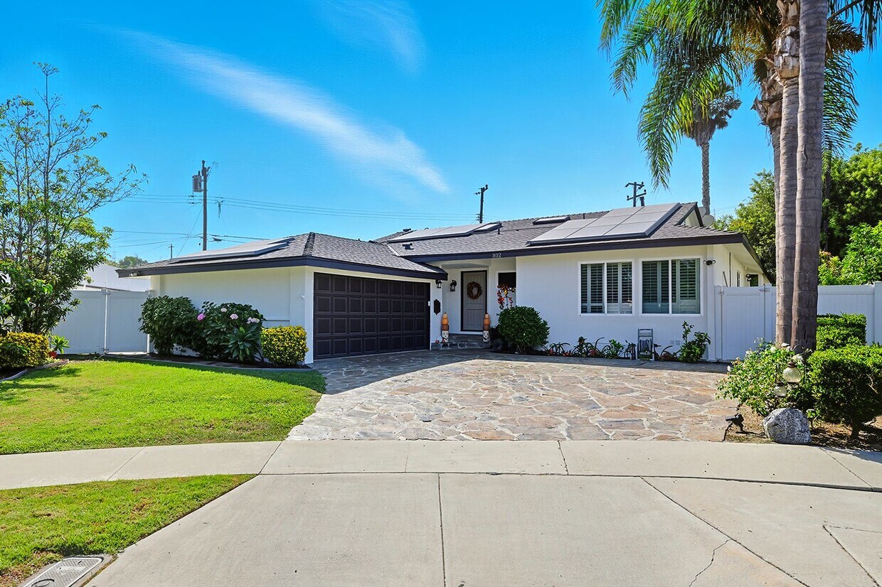 Foto principal - Fully Furnished 3 Bed 2.5 Bath Single Fami...