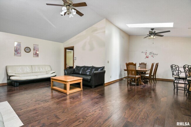 Building Photo - 2605 Montega Dr