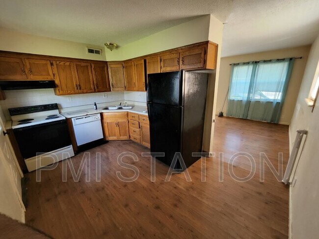 Building Photo - 100 E Sunrise Dr