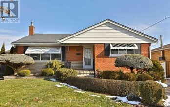 Building Photo - 729 Parker Crescent