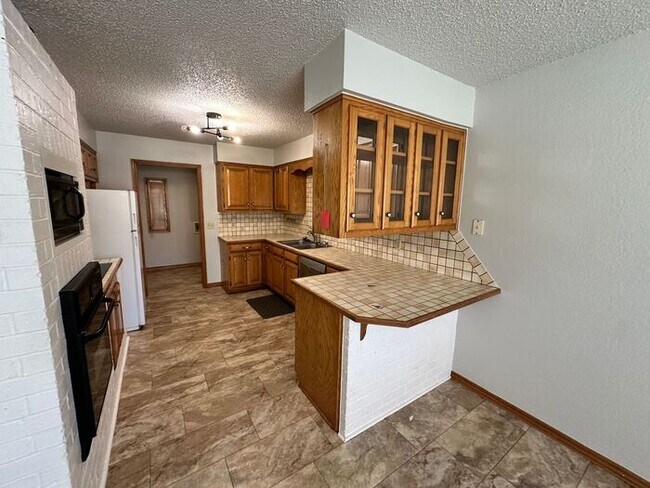 Foto del edificio - Spacious 3 Bedroom Home for Rent in Mustang!