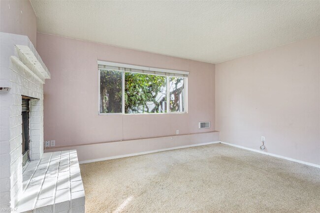 Building Photo - 2 br, 1 bath Duplex - 3111 204th Street So...