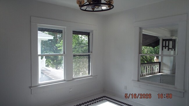 Building Photo - 940 W Mulberry Ave