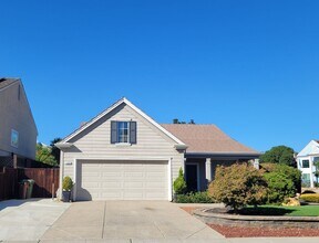 Building Photo - 1095 Crescent Dr