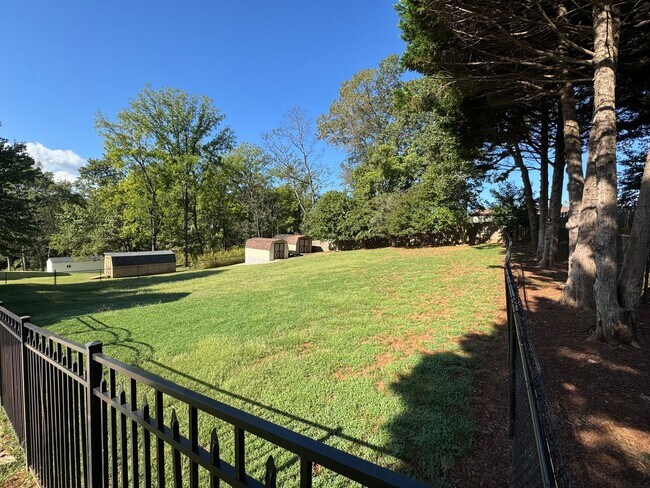 Building Photo - Charming 3 Bedroom Home off Lakeside Drive