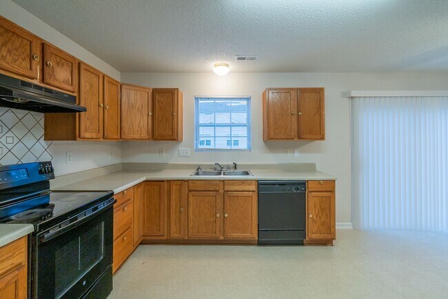 Foto del edificio - Spacious Home with Oversized Bedrooms & Op...