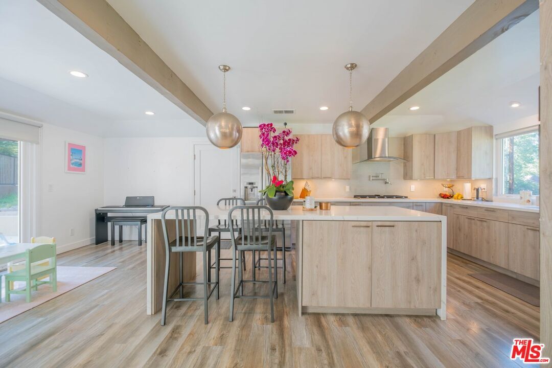 Primary Photo - 2760 E Glenoaks Blvd