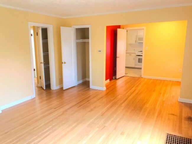 Building Photo - Mt. Tabor Adorable Bungalow on Quiet Stree...