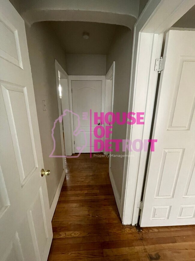 Building Photo - 3 BEDROOM | 1 BATH | FREE PRE SCREEN