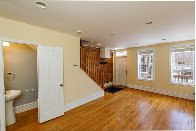 Foto del edificio - Updated Row Home with 2 Beds, 2.5 Baths Steps to Metro