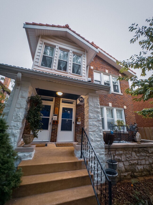 Building Photo - 5030 Winona Ave