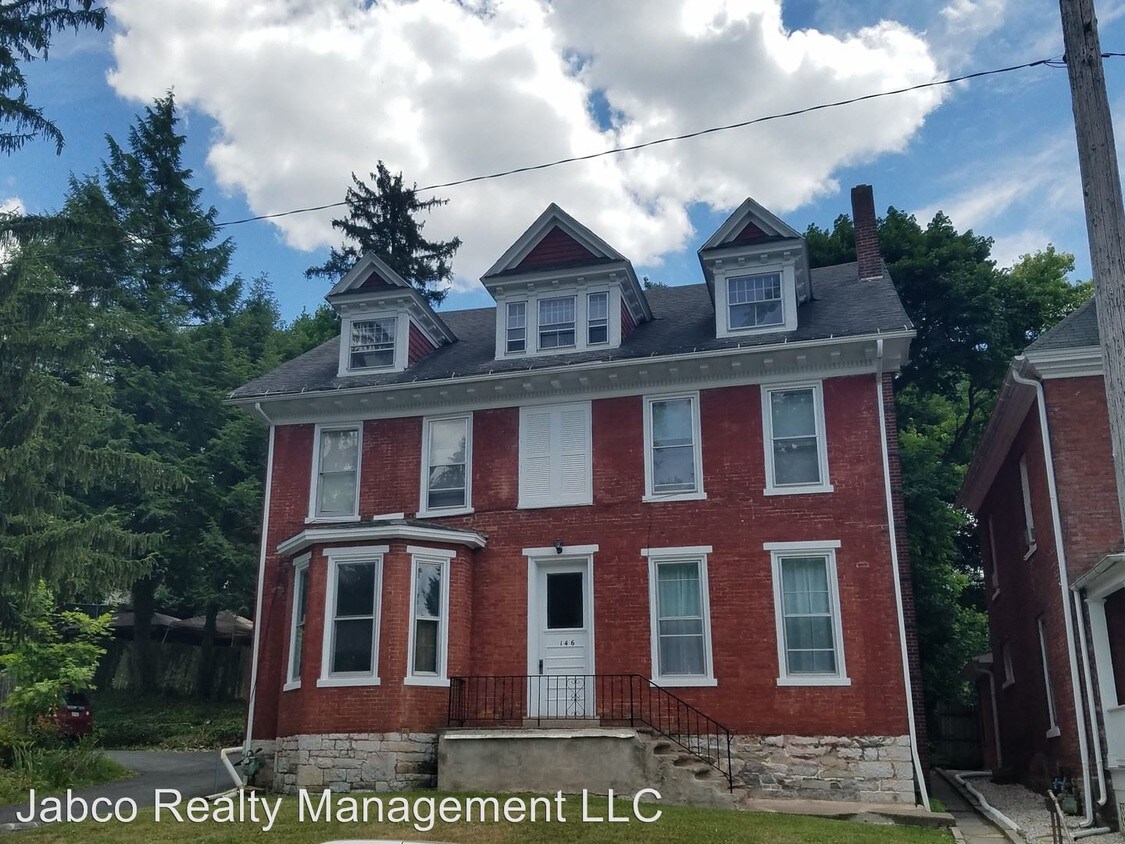 146 E Linn St, Bellefonte, PA 16823 Room for Rent in Bellefonte, PA