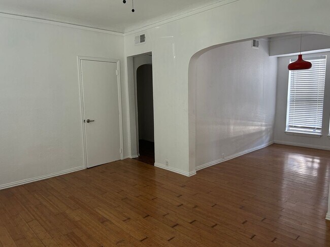 Foto del edificio - 5305 Reiger Ave