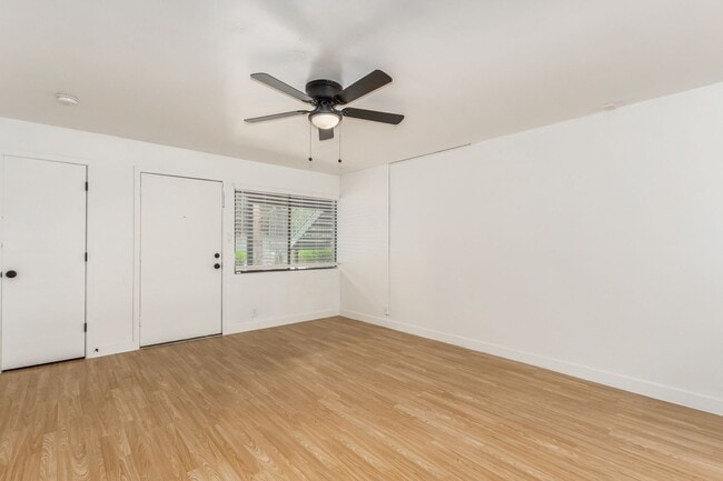 Foto del edificio - 2 Bed | 1 Bath - Updated Ground Floor Unit