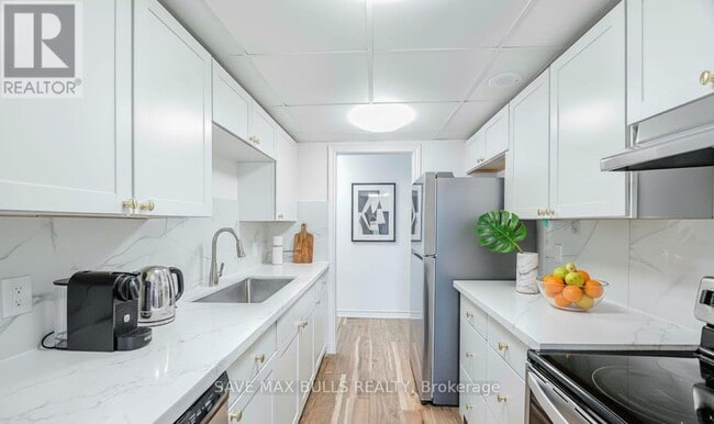 Building Photo - 3650 Kaneff Crescent