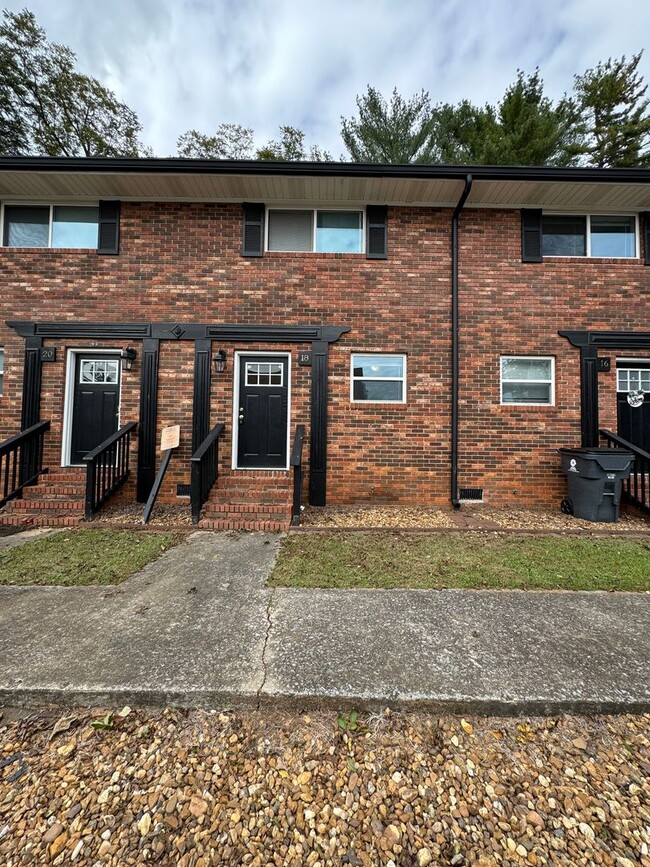 Building Photo - Nice 2/1 Brick Apartment in Cave Spring- $995