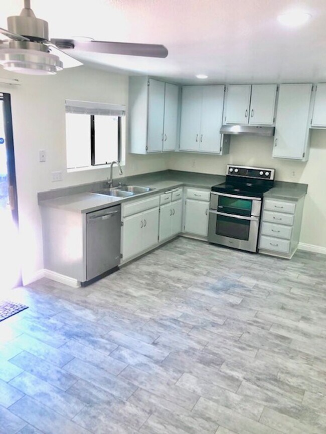 Foto del edificio - Charming 3 Bedroom, 2.5 Bath end unit Town...
