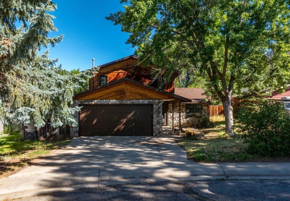 Primary Photo - Spacious Home for Rent in Glenwood Springs...