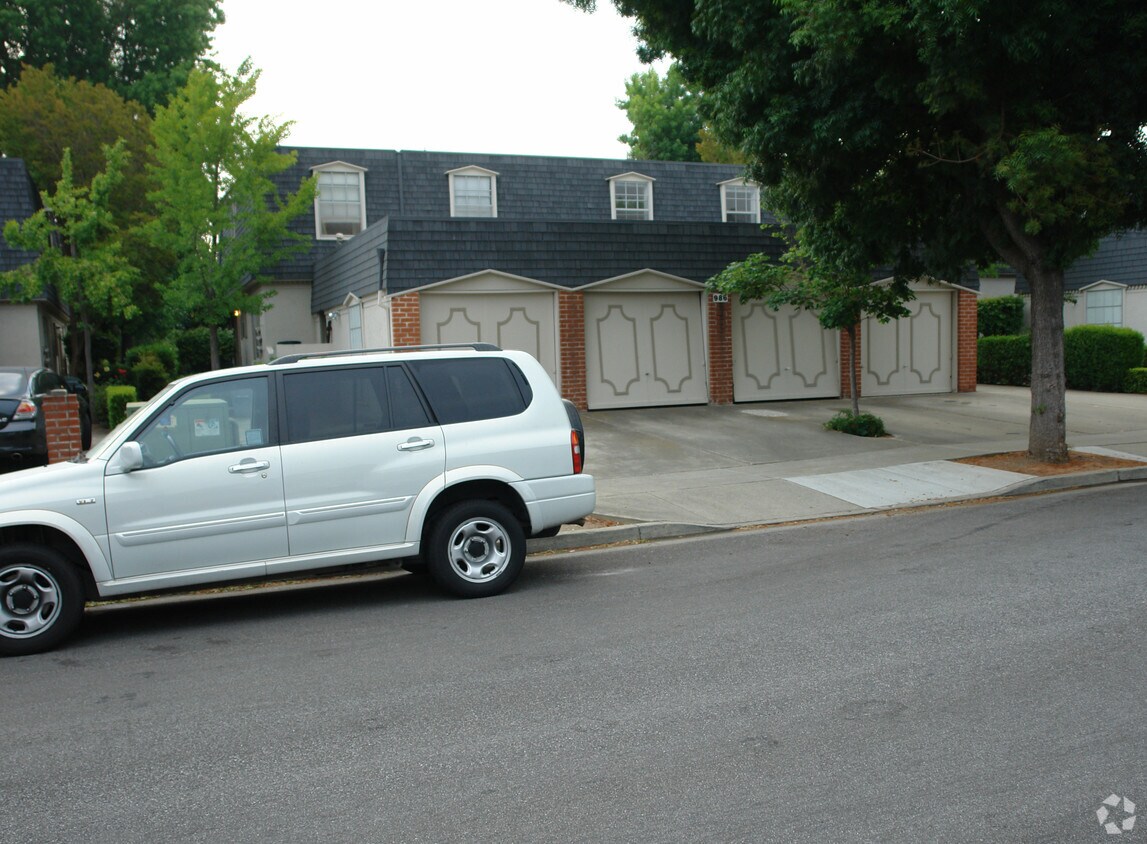 Building Photo - 982 Mangrove Ave