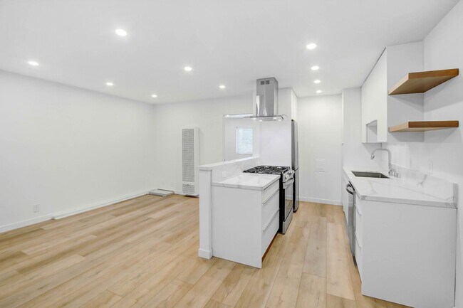 Building Photo - 519 Hill St in Santa Monica!  Steps to Mai...
