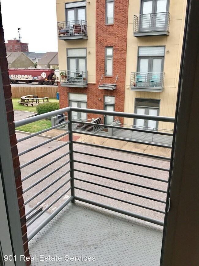 Building Photo - 2 br, 2.5 bath House - 615 Denmark Drive #204