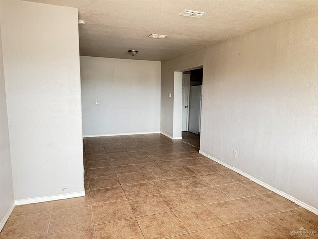 Foto del edificio - 12 E Schunior St