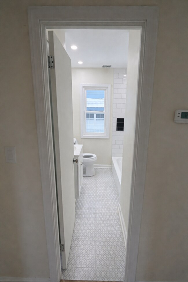 Building Photo - Charming 6-Bedroom Property in Prime Location