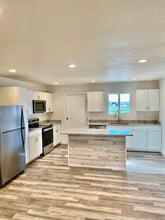 Building Photo - 465 E Laporte Pl