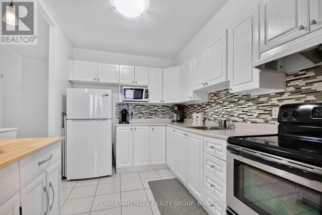 Building Photo - 1380 Prince of Wales Dr
